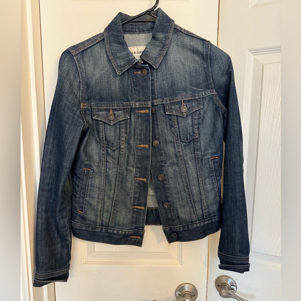 Old navy denim jacket. Size women’s x small. Good condition.